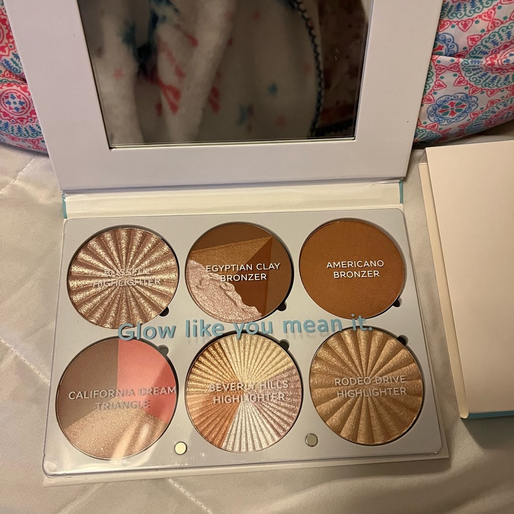 I am selling this high end, unused, gorgeous highlighter palette!!